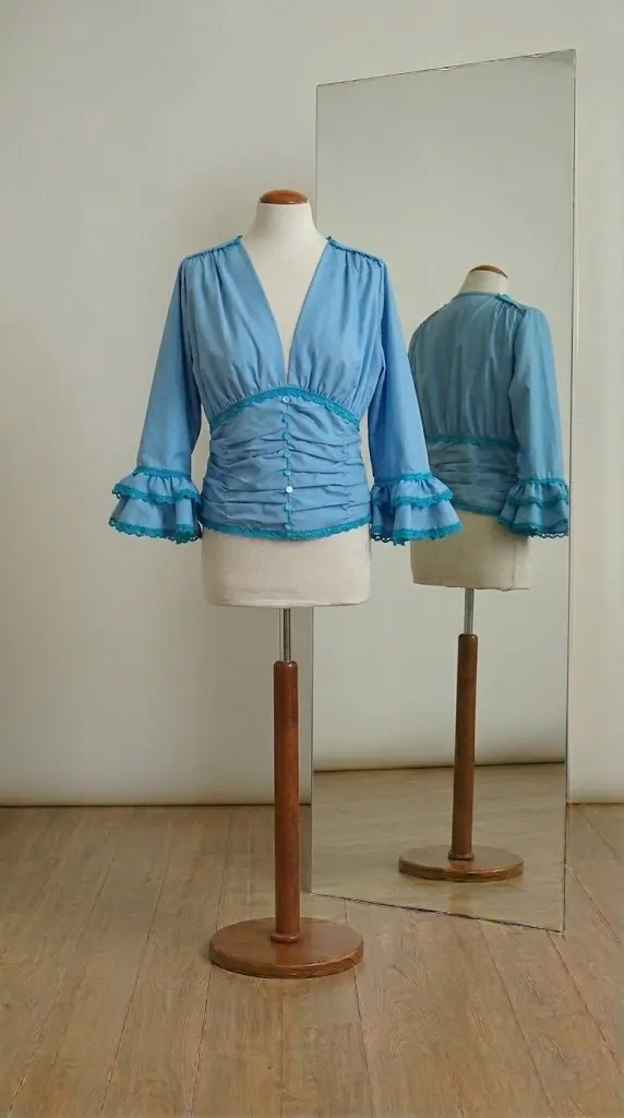 Blusa artesanal azul con mangas acampanadas